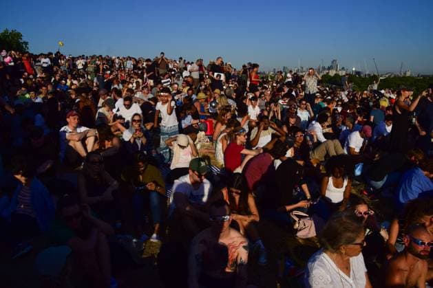 Partial Solar Eclipse in London, UK - 12 Aug 2026 Thousands of people pack Primrose Hill to watch the partial solar eclipse. Approximately 91 percent of the sun was obscured by the moon. London United Kingdom Copyright: xVukxValcicx xSOPAxImagesx Vuk-Valcic-1441797