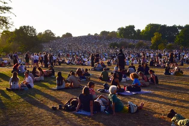 Partial Solar Eclipse in London, UK - 12 Aug 2026 Thousands of people pack Primrose Hill to watch the partial solar eclipse. Approximately 91 percent of the sun was obscured by the moon. London United Kingdom Copyright: xVukxValcicx xSOPAxImagesx Vuk-Valcic-1441804