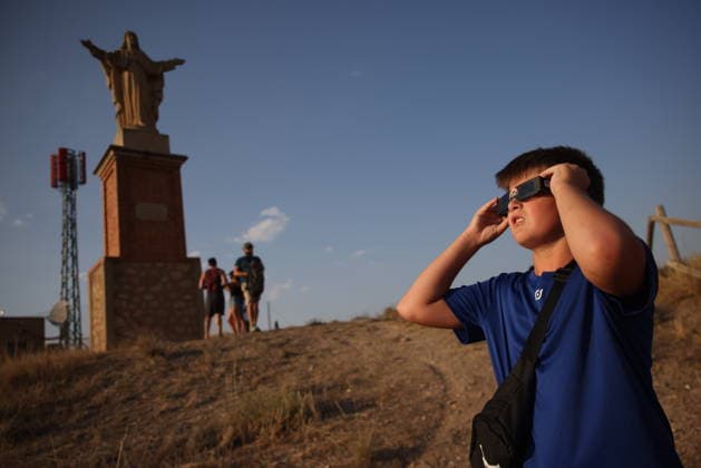 RECORD DATE NOT STATED Total Solar Eclipse In Ariza, Spain. A boy wearing special sunglasses watches total solar eclipse at Castillo de Ariza hill in Ariza, Spain on August 12th, 2026. Ariza experienced a total 100% sun coverage. Ariza Spain  Copyright: xBeataxZawrzelx originalFilename: zawrzel-notitle260813_npE1r.jpg