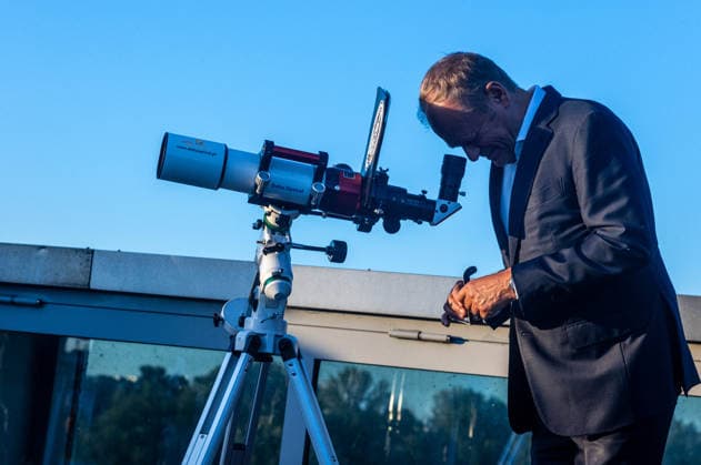Polish Prime Minister, Donald Tusk joins observers to watch partial solar eclipse in Warsaw, Poland - 12 AUG 2026. Prime Minister, Donald Tusk seen viewing the solar eclipse through a telescope. On the evening of the 12th August, Prime Minister of the Republic of Poland, Donald Tusk, joins scientific observers and members of the public at the Copernicus Science Centre in Warsaw to watch a partial solar eclipse. At its maximum, the Moon obscures about 82% of the Sun as viewed from the Polish capital. Warsaw’s eclipse runs from approximately 19:14 until sunset at 20:06, reaching its maximum at 20:02. The roughly 82% figure refers to the Sun’s covered area; the eclipse magnitude was about 0.85. Warsaw Poland Copyright: xNeilxMiltonx xSOPAxImagesx NSM2026168G0812-L1003274_5000_300dpi