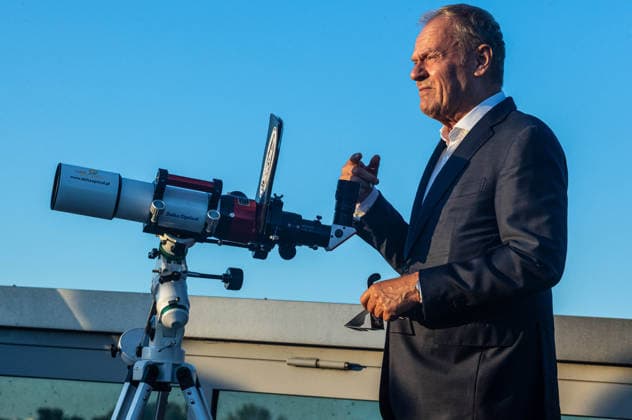 Polish Prime Minister, Donald Tusk joins observers to watch partial solar eclipse in Warsaw, Poland - 12 AUG 2026. Prime Minister, Donald Tusk seen standing behind a telescope during the solar eclipse. On the evening of the 12th August, Prime Minister of the Republic of Poland, Donald Tusk, joins scientific observers and members of the public at the Copernicus Science Centre in Warsaw to watch a partial solar eclipse. At its maximum, the Moon obscures about 82% of the Sun as viewed from the Polish capital. Warsaw’s eclipse runs from approximately 19:14 until sunset at 20:06, reaching its maximum at 20:02. The roughly 82% figure refers to the Sun’s covered area; the eclipse magnitude was about 0.85. Warsaw Poland Copyright: xNeilxMiltonx xSOPAxImagesx NSM2026168G0812-L1003275_5000_300dpi