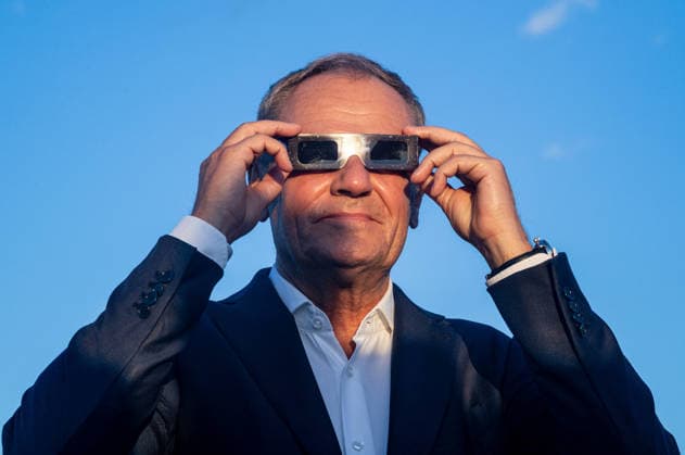 Polish Prime Minister, Donald Tusk joins observers to watch partial solar eclipse in Warsaw, Poland - 12 AUG 2026. Prime Minister, Donald Tusk seen looking at the solar eclipse through filtered spectacles. On the evening of the 12th August, Prime Minister of the Republic of Poland, Donald Tusk, joins scientific observers and members of the public at the Copernicus Science Centre in Warsaw to watch a partial solar eclipse. At its maximum, the Moon obscures about 82% of the Sun as viewed from the Polish capital. Warsaw’s eclipse runs from approximately 19:14 until sunset at 20:06, reaching its maximum at 20:02. The roughly 82% figure refers to the Sun’s covered area; the eclipse magnitude was about 0.85. Warsaw Poland Copyright: xNeilxMiltonx xSOPAxImagesx NSM2026168G0812-L1003292_5000_300dpi