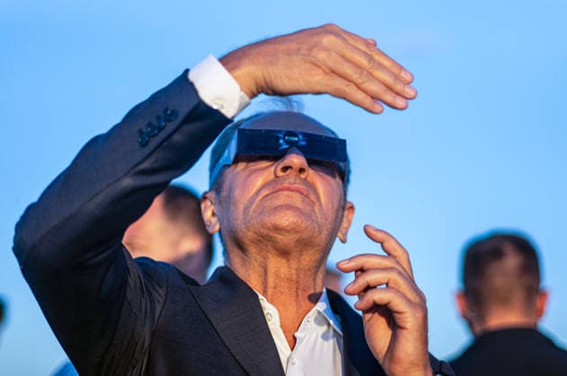 Polish Prime Minister, Donald Tusk joins observers to watch partial solar eclipse in Warsaw, Poland - 12 AUG 2026. Prime Minister, Donald Tusk seen looking at the solar eclipse through filtered spectacles. On the evening of the 12th August, Prime Minister of the Republic of Poland, Donald Tusk, joins scientific observers and members of the public at the Copernicus Science Centre in Warsaw to watch a partial solar eclipse. At its maximum, the Moon obscures about 82% of the Sun as viewed from the Polish capital. Warsaw’s eclipse runs from approximately 19:14 until sunset at 20:06, reaching its maximum at 20:02. The roughly 82% figure refers to the Sun’s covered area; the eclipse magnitude was about 0.85. Warsaw Poland Copyright: xNeilxMiltonx xSOPAxImagesx NSM2026168G0812-L1003367_5000_300dpi