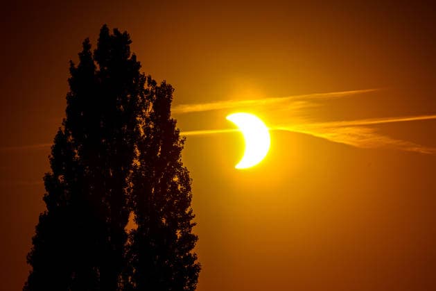 Partielle Sonnenfinsternis lockt hunderte Zuschauer an Der Mond schiebt sich teilweise am Mittwochabend zwischen Erde und Sonne. Calenberger Land Calenberger Land Niedersachsen, Region Hannover Germany *** Partial Solar Eclipse Draws Hundreds of Spectators; On Wednesday evening, the Moon will partially pass between the Earth and the Sun Calenberger Land Calenberger Land Lower Saxony, Hanover Region Germany
