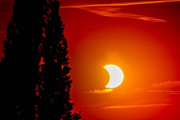 Partielle Sonnenfinsternis lockt hunderte Zuschauer an Der Mond schiebt sich teilweise am Mittwochabend zwischen Erde und Sonne. Calenberger Land Calenberger Land Niedersachsen, Region Hannover Germany *** Partial Solar Eclipse Draws Hundreds of Spectators; On Wednesday evening, the Moon will partially pass between the Earth and the Sun Calenberger Land Calenberger Land Lower Saxony, Hanover Region Germany