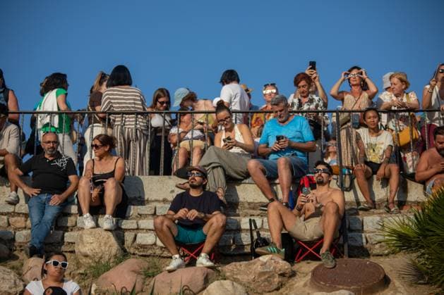 Solar Eclipse in Madrid, Spain - 12 Aug 2026 People wearing eclipse glasses observe the sky during the solar eclipse in Madrid. Madrid Spain Copyright: xDavidxCanalesx xSOPAxImagesx David-Canales-1441812