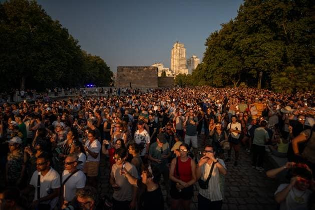 Solar Eclipse in Madrid, Spain - 12 Aug 2026 A crowd of people wearing eclipse glasses enjoys the beginning of the solar eclipse in Madrid. Madrid Spain Copyright: xDavidxCanalesx xSOPAxImagesx David-Canales-1441818