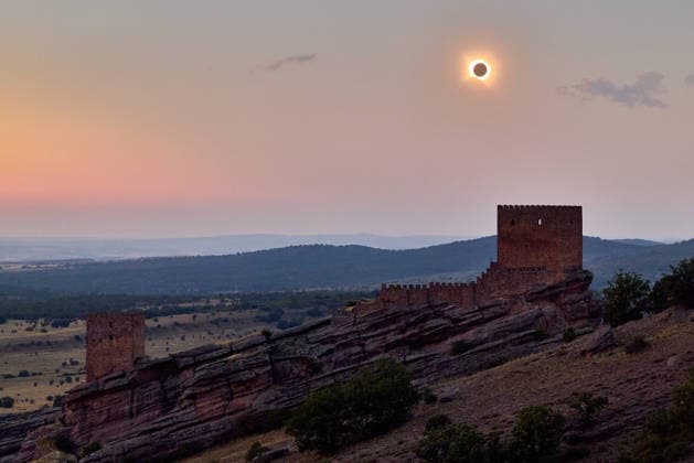 (260813) -- GUADALAJARA, Aug. 13, 2026 -- This photo taken on Aug. 12, 2026 shows a total solar eclipse seen near the Zafra Castle in Guadalajara, Spain. ) SPAIN-SOLAR ECLIPSE MengxDingbo 