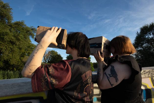 Partial Solar eclipse in Leipzig, Germany - 12 Aug 2026 A couple watches a partial solar eclipse from a bridge using an Amazon delivery box as a pinhole viewer. Residents gathered in the evening to observe the Moon move across the face of the Sun. The eclipse began at 7:17 p.m. CEST and reached its maximum over the city at 8:10 p.m. Leipzig Germany Copyright: xVasilyxKrestyaninovx xSOPAxImagesx _VKR9203