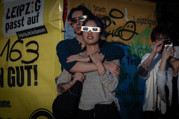 Partial Solar eclipse in Leipzig, Germany - 12 Aug 2026 A couple wearing eclipse glasses embraces while watching a partial solar eclipse from a bridge. Residents gathered in the evening to observe the Moon move across the face of the Sun. The eclipse began at 7:17 p.m. CEST and reached its maximum over the city at 8:10 p.m. Leipzig Germany Copyright: xVasilyxKrestyaninovx xSOPAxImagesx _VKR9537