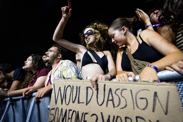 Wet Leg seen performing live during Vodafone Paredes de Coura in Paredes de Coura, Portugal - 12 AUG 2026. Fans seen holding a sign during the British indie rock duo Wet Leg performance on the Vodafone Stage during Vodafone Paredes de Coura. Paredes de Coura Portugal Copyright: xDiogoxBaptistax xSOPAxImagesx DB_WETLEG20260812PDC_015