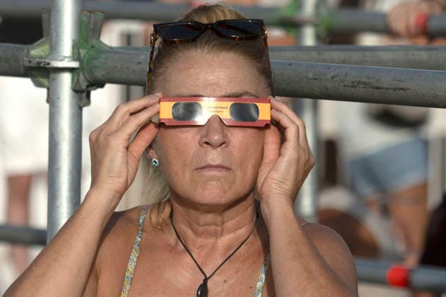 Die totale Sonnenfinsternis vom 12. August 2026 spielte sich größtenteils über Grönland, Island und Spanien sowie dem Nordpolarmeer und dem nördlichen Atlantik ab. Das Maximum der Finsternis lag westlich von Island im Atlantik. Eine Sonnenfinsternis entsteht, wenn sich der Mond exakt zwischen die Sonne und die Erde schiebt. Dabei blockiert der Mond das Sonnenlicht und wirft einen Schatten auf einen kleinen Teil der Erdoberfläche. Menschen beobachten das Ereignis mit speziellen Sonnenfinsternisbrillen (auch SoFi-Brillen) mit einer zertifizierten Spezial-Folie. Im Bild die Sonnenfinsternis fotografiert in Spanien. Alicante, 12.08.2026 *** The total solar eclipse of August 12, 2026, took place largely over Greenland, Iceland, and Spain, Foto:xDyDxFotografosx xFuturexImagex sonnenfinsternis_6810