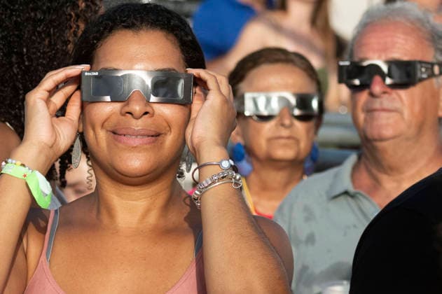 Die totale Sonnenfinsternis vom 12. August 2026 spielte sich größtenteils über Grönland, Island und Spanien sowie dem Nordpolarmeer und dem nördlichen Atlantik ab. Das Maximum der Finsternis lag westlich von Island im Atlantik. Eine Sonnenfinsternis entsteht, wenn sich der Mond exakt zwischen die Sonne und die Erde schiebt. Dabei blockiert der Mond das Sonnenlicht und wirft einen Schatten auf einen kleinen Teil der Erdoberfläche. Menschen beobachten das Ereignis mit speziellen Sonnenfinsternisbrillen (auch SoFi-Brillen) mit einer zertifizierten Spezial-Folie. Im Bild die Sonnenfinsternis fotografiert in Spanien. Alicante, 12.08.2026 *** The total solar eclipse of August 12, 2026, took place largely over Greenland, Iceland, and Spain, Foto:xDyDxFotografosx xFuturexImagex sonnenfinsternis_6811