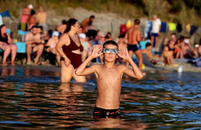 At the foot of the Fort de Bregancon, where French President Emmanuel Macron is staying, thousands of people gathered on Cabasson Beach to watch the solar eclipse in Bormes-les-Mimosas on August 12, 2026. Dominique Jacovides, Bestimage. Gathering at the foot of Fort de Brégançon to watch the solar eclipse of August 12, 2026, on Cabasson Beach in Bormes-les-Mimosas, Bormes-les-Mimosas, France  Copyright: xDOMINIQUExJACOVIDESx xBESTIMAGExDOMINIQUExJACOVIDESx xBESTIMAGEx