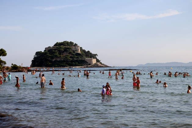 At the foot of the Fort de Bregancon, where French President Emmanuel Macron is staying, thousands of people gathered on Cabasson Beach to watch the solar eclipse in Bormes-les-Mimosas on August 12, 2026. Dominique Jacovides, Bestimage. Gathering at the foot of Fort de Brégançon to watch the solar eclipse of August 12, 2026, on Cabasson Beach in Bormes-les-Mimosas, Bormes-les-Mimosas, France  Copyright: xDOMINIQUExJACOVIDESx xBESTIMAGExDOMINIQUExJACOVIDESx xBESTIMAGEx