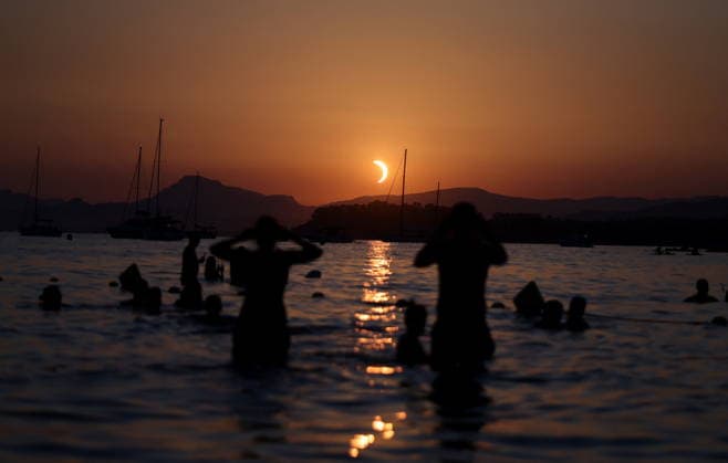 At the foot of the Fort de Bregancon, where French President Emmanuel Macron is staying, thousands of people gathered on Cabasson Beach to watch the solar eclipse in Bormes-les-Mimosas on August 12, 2026. Dominique Jacovides, Bestimage. Gathering at the foot of Fort de Brégançon to watch the solar eclipse of August 12, 2026, on Cabasson Beach in Bormes-les-Mimosas, Bormes-les-Mimosas, France  Copyright: xDOMINIQUExJACOVIDESx xBESTIMAGExDOMINIQUExJACOVIDESx xBESTIMAGEx