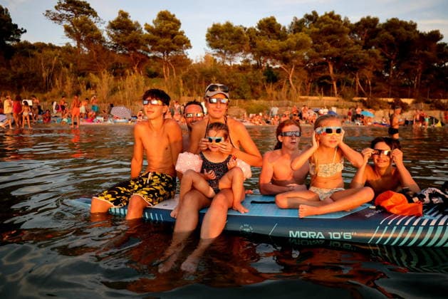 At the foot of the Fort de Bregancon, where French President Emmanuel Macron is staying, thousands of people gathered on Cabasson Beach to watch the solar eclipse in Bormes-les-Mimosas on August 12, 2026. Dominique Jacovides, Bestimage. Gathering at the foot of Fort de Brégançon to watch the solar eclipse of August 12, 2026, on Cabasson Beach in Bormes-les-Mimosas, Bormes-les-Mimosas, France  Copyright: xDOMINIQUExJACOVIDESx xBESTIMAGExDOMINIQUExJACOVIDESx xBESTIMAGEx