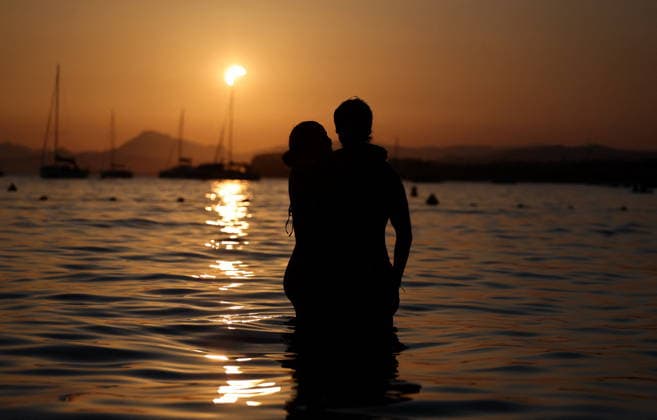 At the foot of the Fort de Bregancon, where French President Emmanuel Macron is staying, thousands of people gathered on Cabasson Beach to watch the solar eclipse in Bormes-les-Mimosas on August 12, 2026. Dominique Jacovides, Bestimage. Gathering at the foot of Fort de Brégançon to watch the solar eclipse of August 12, 2026, on Cabasson Beach in Bormes-les-Mimosas, Bormes-les-Mimosas, France  Copyright: xDOMINIQUExJACOVIDESx xBESTIMAGExDOMINIQUExJACOVIDESx xBESTIMAGEx
