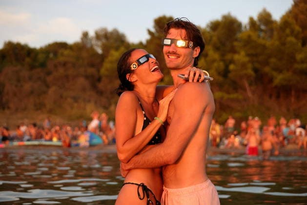 At the foot of the Fort de Bregancon, where French President Emmanuel Macron is staying, thousands of people gathered on Cabasson Beach to watch the solar eclipse in Bormes-les-Mimosas on August 12, 2026. Dominique Jacovides, Bestimage. Gathering at the foot of Fort de Brégançon to watch the solar eclipse of August 12, 2026, on Cabasson Beach in Bormes-les-Mimosas, Bormes-les-Mimosas, France  Copyright: xDOMINIQUExJACOVIDESx xBESTIMAGExDOMINIQUExJACOVIDESx xBESTIMAGEx
