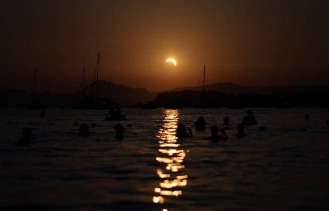 At the foot of the Fort de Bregancon, where French President Emmanuel Macron is staying, thousands of people gathered on Cabasson Beach to watch the solar eclipse in Bormes-les-Mimosas on August 12, 2026. Dominique Jacovides, Bestimage. Gathering at the foot of Fort de Brégançon to watch the solar eclipse of August 12, 2026, on Cabasson Beach in Bormes-les-Mimosas, Bormes-les-Mimosas, France  Copyright: xDOMINIQUExJACOVIDESx xBESTIMAGExDOMINIQUExJACOVIDESx xBESTIMAGEx