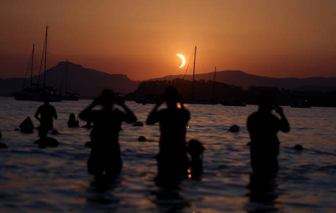 At the foot of the Fort de Bregancon, where French President Emmanuel Macron is staying, thousands of people gathered on Cabasson Beach to watch the solar eclipse in Bormes-les-Mimosas on August 12, 2026. Dominique Jacovides, Bestimage. Gathering at the foot of Fort de Brégançon to watch the solar eclipse of August 12, 2026, on Cabasson Beach in Bormes-les-Mimosas, Bormes-les-Mimosas, France  Copyright: xDOMINIQUExJACOVIDESx xBESTIMAGExDOMINIQUExJACOVIDESx xBESTIMAGEx