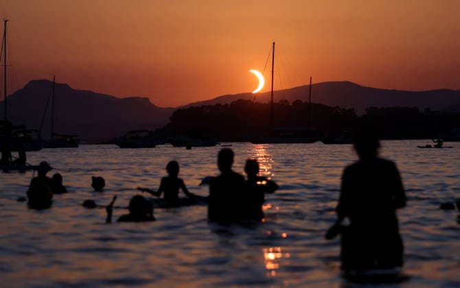 At the foot of the Fort de Bregancon, where French President Emmanuel Macron is staying, thousands of people gathered on Cabasson Beach to watch the solar eclipse in Bormes-les-Mimosas on August 12, 2026. Dominique Jacovides, Bestimage. Gathering at the foot of Fort de Brégançon to watch the solar eclipse of August 12, 2026, on Cabasson Beach in Bormes-les-Mimosas, Bormes-les-Mimosas, France  Copyright: xDOMINIQUExJACOVIDESx xBESTIMAGExDOMINIQUExJACOVIDESx xBESTIMAGEx