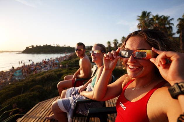 At the foot of the Fort de Bregancon, where French President Emmanuel Macron is staying, thousands of people gathered on Cabasson Beach to watch the solar eclipse in Bormes-les-Mimosas on August 12, 2026. Dominique Jacovides, Bestimage. Gathering at the foot of Fort de Brégançon to watch the solar eclipse of August 12, 2026, on Cabasson Beach in Bormes-les-Mimosas, Bormes-les-Mimosas, France  Copyright: xDOMINIQUExJACOVIDESx xBESTIMAGExDOMINIQUExJACOVIDESx xBESTIMAGEx