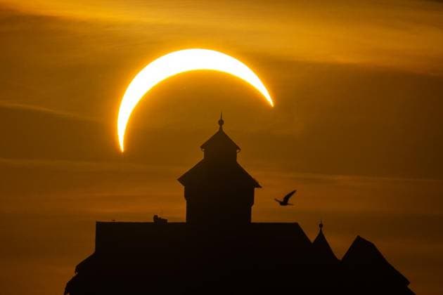 PARTIELLE SONNENFINSTERNIS ÜBER DER VESTE WACHSENBURG ** NUR FÜR REDAKTIONELLE ZWECKE ** EDITORIAL USE ONLY **<p>12 08 2026-Holzhausen: Eine partielle Sonnenfinsternis ist am Abend kurz vor Sonnenuntergang über der Veste Wachsenburg im Ilm-Kreis zu beobachten. Bei dem seltenen Himmelsschauspiel schiebt sich der dunkle Neumond vor die Sonne. Die Finsternis beginnt in der Region gegen 19.18 Uhr und erreicht gegen 20.11 Uhr ihr Maximum. Dabei werden rund 87 Prozent der Sonnenscheibe vom Mond verdeckt. Gegen 20.42 Uhr endet die sichtbare Phase des Himmelsereignisses. Die Veste Wachsenburg ist eine zu den Drei Gleichen gehörende mittelalterliche Gipfelburg. Europaweit findet diese Sonnenfinsternis besondere Aufmerksamkeit, da sie in Teilen Copyright: SaschaxFromm doc874xmgclnlui01etgiy ,EDITORIAL USE ONLY