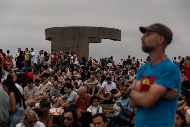 Solar eclipse in Gijon, Spain GIJON, SPAIN - AUGUST 12 : People gather to watch the total solar eclipse in Gijon, Spain on August 12, 2026. Nico Rodriguez Anadolu Gijon Spain. Editorial use only. Please get in touch for any other usage.  Copyright: x2026xAnadoluxNicoxRodriguezx