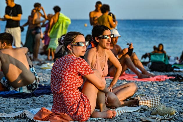 Illustration of the crowd watching the solar eclipse from the Promenade des Anglais in Nice on August 12, 2026. A large crowd gathered along the Promenade des Anglais, with some pausing their work for a few moments to witness this partial solar eclipse with a 95% coverage. Bruno Bebert Bestimage Gathering in Nice to watch the solar eclipse on August 12, 2026, Nice, France  Copyright: xBrunoxBebertx xBestimagexBrunoxBebertx xBestimagex