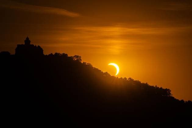 PARTIELLE SONNENFINSTERNIS ÜBER DER VESTE WACHSENBURG ** NUR FÜR REDAKTIONELLE ZWECKE ** EDITORIAL USE ONLY **<p>12 08 2026-Holzhausen: Eine partielle Sonnenfinsternis ist am Abend kurz vor Sonnenuntergang über der Veste Wachsenburg im Ilm-Kreis zu beobachten. Bei dem seltenen Himmelsschauspiel schiebt sich der dunkle Neumond vor die Sonne. Die Finsternis beginnt in der Region gegen 19.18 Uhr und erreicht gegen 20.11 Uhr ihr Maximum. Dabei werden rund 87 Prozent der Sonnenscheibe vom Mond verdeckt. Gegen 20.42 Uhr endet die sichtbare Phase des Himmelsereignisses. Die Veste Wachsenburg ist eine zu den Drei Gleichen gehörende mittelalterliche Gipfelburg. Europaweit findet diese Sonnenfinsternis besondere Aufmerksamkeit, da sie in Teilen Copyright: SaschaxFromm doc874xney2mc9r3vqcgic ,EDITORIAL USE ONLY