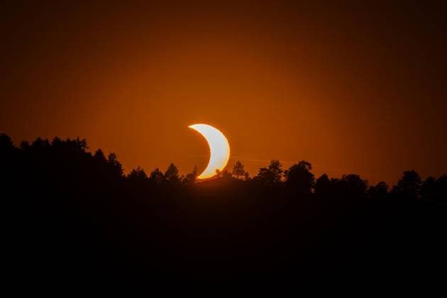 PARTIELLE SONNENFINSTERNIS ÜBER DER VESTE WACHSENBURG ** NUR FÜR REDAKTIONELLE ZWECKE ** EDITORIAL USE ONLY **<p>12 08 2026-Holzhausen: Eine partielle Sonnenfinsternis ist am Abend kurz vor Sonnenuntergang nahe der Veste Wachsenburg im Ilm-Kreis zu beobachten. Bei dem seltenen Himmelsschauspiel schiebt sich der dunkle Neumond vor die Sonne. Die Finsternis beginnt in der Region gegen 19.18 Uhr und erreicht gegen 20.11 Uhr ihr Maximum. Dabei werden rund 87 Prozent der Sonnenscheibe vom Mond verdeckt. Gegen 20.42 Uhr endet die sichtbare Phase des Himmelsereignisses. Die Veste Wachsenburg ist eine zu den Drei Gleichen gehörende mittelalterliche Gipfelburg. Europaweit findet diese Sonnenfinsternis besondere Aufmerksamkeit, da sie in Teilen S Copyright: SaschaxFromm doc874xnflprm914uatug99 ,EDITORIAL USE ONLY