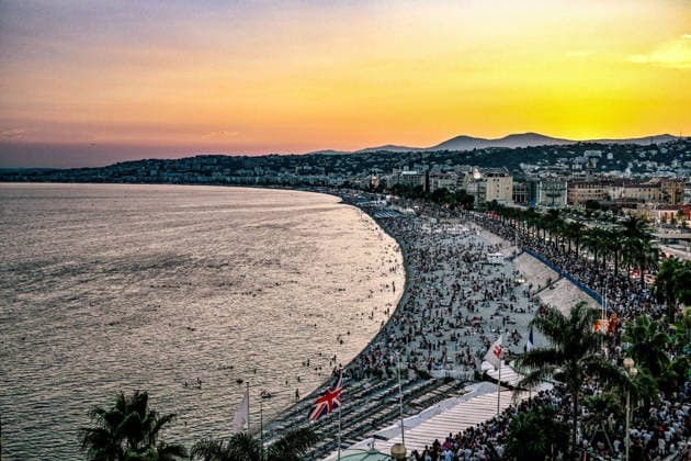 Here is a view of the Baie des Anges at the peak of the eclipse. Illustration of the public watching the solar eclipse from the Promenade des Anglais in Nice on August 12, 2026. A large crowd gathered along the entire length of the Promenade des Anglais, with some pausing their work for a few moments to witness this partial eclipse, which reached 95% totality. Bruno Bebert Bestimage Gathering in Nice to watch the solar eclipse on August 12, 2026, Nice, France  Copyright: xBrunoxBebertx xBestimagexBrunoxBebertx xBestimagex
