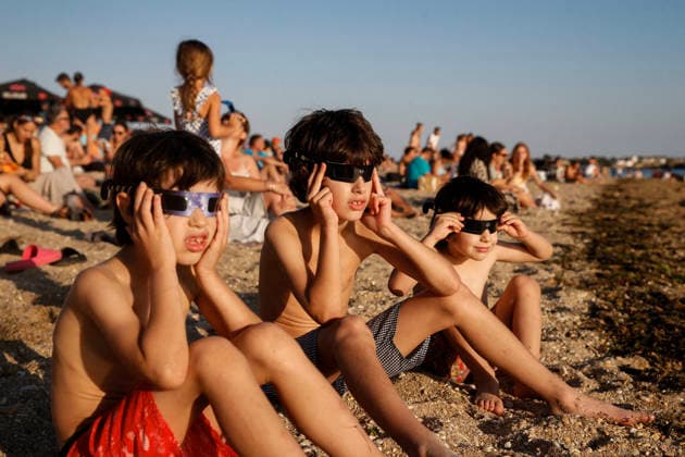 People Observe Solar Eclipse On Beach In Port-Louis - France Kids observe the solar eclipse on the beach, in Port-Louis (South Brittany), France, on August 12th, 2026. Photo by Marie-Paola Bertrand-Hillion ABACAPRESS.COM Port-Louis Brittany France  Copyright: xBertrand-HillionxMarie-Paola ABACAx