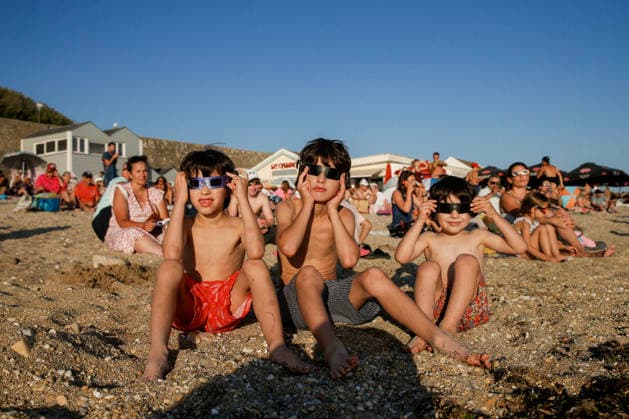 People Observe Solar Eclipse On Beach In Port-Louis - France Kids observe the solar eclipse on the beach, in Port-Louis (South Brittany), France, on August 12th, 2026. Photo by Marie-Paola Bertrand-Hillion ABACAPRESS.COM Port-Louis Brittany France  Copyright: xBertrand-HillionxMarie-Paola ABACAx