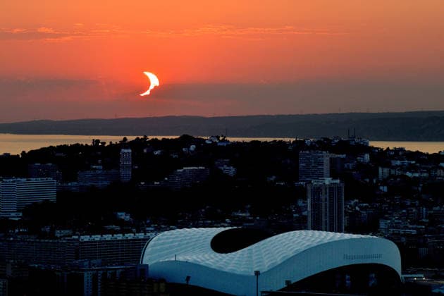 SOLAR ECLIPSE IN MARSEILLE GEORGES ROBERT MAXPPP Marseille August 12, 2026 The solar eclipse at 96.2%, as seen from Mont Rouvière in Marseille on August 12, 2026. Theeclipse took place in the harbor of Marseille, behind the Vélodrome Stadium and the Basilica of Notre Dame de la Garde, which can be seen in the photos. Marseille, August 12, 2026. The 96.2% solar eclipse seen from Mont Rouvière in Marseille on August 12, 2026. The eclipse took place in the harbor of Marseille, behind the Vélodrome Stadium and the Basilica of Notre Dame de la Garde, which can be seen in the photos. Marseille, France  Copyright: xMAXPPPxGEORGESxROBERTx RBR202608134345 RBR202608134345