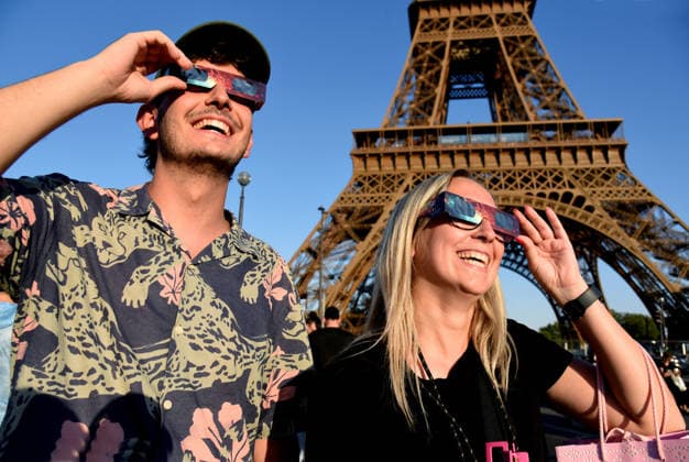 People Watch Solar Eclipse From Eiffel Tower - Paris People watch the Solar Eclipse from the Eiffel Tower in Paris, France on August 12, 2026. Photo by Alain Apaydin ABACAPRESS.COM Paris Ile-de-France France  Copyright: xApaydinxAlain ABACAx