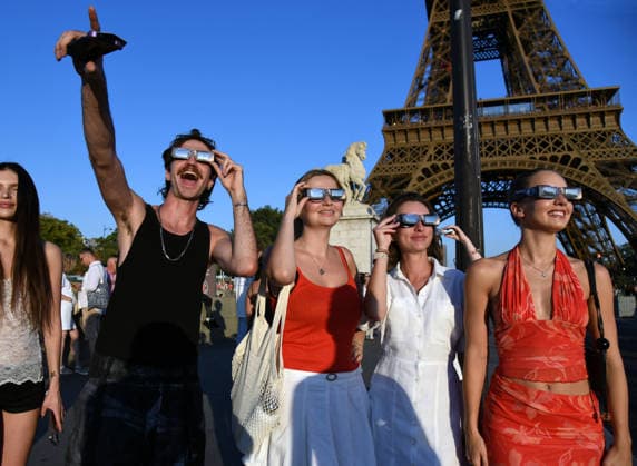 People Watch Solar Eclipse From Eiffel Tower - Paris People watch the Solar Eclipse from the Eiffel Tower in Paris, France on August 12, 2026. Photo by Alain Apaydin ABACAPRESS.COM Paris Ile-de-France France  Copyright: xApaydinxAlain ABACAx