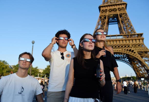 People Watch Solar Eclipse From Eiffel Tower - Paris People watch the Solar Eclipse from the Eiffel Tower in Paris, France on August 12, 2026. Photo by Alain Apaydin ABACAPRESS.COM Paris Ile-de-France France  Copyright: xApaydinxAlain ABACAx