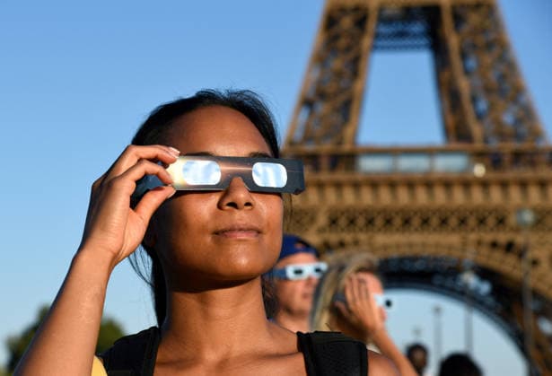 People Watch Solar Eclipse From Eiffel Tower - Paris People watch the Solar Eclipse from the Eiffel Tower in Paris, France on August 12, 2026. Photo by Alain Apaydin ABACAPRESS.COM Paris Ile-de-France France  Copyright: xApaydinxAlain ABACAx