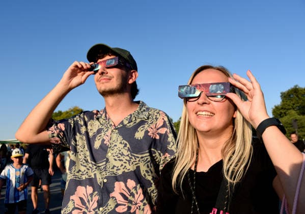 People Watch Solar Eclipse From Eiffel Tower - Paris People watch the Solar Eclipse from the Eiffel Tower in Paris, France on August 12, 2026. Photo by Alain Apaydin ABACAPRESS.COM Paris Ile-de-France France  Copyright: xApaydinxAlain ABACAx