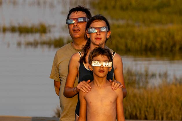 People Watch Solar Eclipse From Beach - Claouey People watching the solar eclipse from the beach on the Cap Ferret peninsula using special protective glasses in Claouey, France, on August 12, 2026. Photo by Margot Le Gonidec ABACAPRESS.COM Claouey Nouvelle-Aquitaine France  Copyright: xLexGonidecxMargot ABACAx