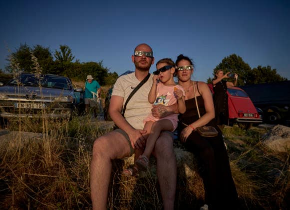 Crowd Watches Solar Eclipse In Caseneuve - France A crowd gathers to watch the lunar eclipse in Caseneuve, France on August 12, 2026. The event takes place in this Luberon village located in the Gard department of southern France. Photo by Olivier Polet ABACAPRESS.COM Caseneuve France  Copyright: xPoletxOlivier ABACAx