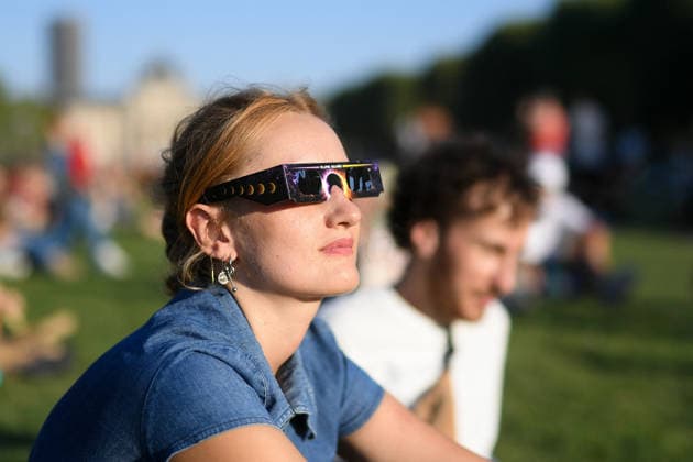 People Watch Solar Eclipse - Paris People on the Champ-de-Mars watch using solar eclipse viewing glasses as the moon fully passes over the sun s horizon during a partial solar eclipse in Paris on August 12, 2026. Photo by Lionel Urman ABACAPRESS.COM Paris Ile-de-France France  Copyright: xUrmanxLionel ABACAx