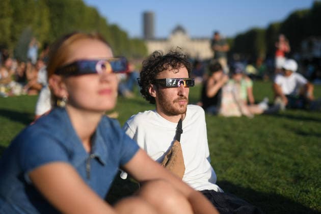 People Watch Solar Eclipse - Paris People on the Champ-de-Mars watch using solar eclipse viewing glasses as the moon fully passes over the sun s horizon during a partial solar eclipse in Paris on August 12, 2026. Photo by Lionel Urman ABACAPRESS.COM Paris Ile-de-France France  Copyright: xUrmanxLionel ABACAx