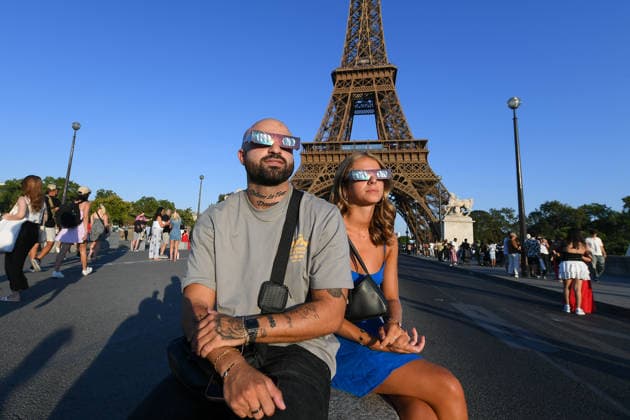 People Watch Solar Eclipse - Paris People near the Tour Eiffel watch using solar eclipse viewing glasses as the moon fully passes over the sun s horizon during a partial solar eclipse in Paris on August 12, 2026. Photo by Lionel Urman ABACAPRESS.COM Paris Ile-de-France France  Copyright: xUrmanxLionel ABACAx