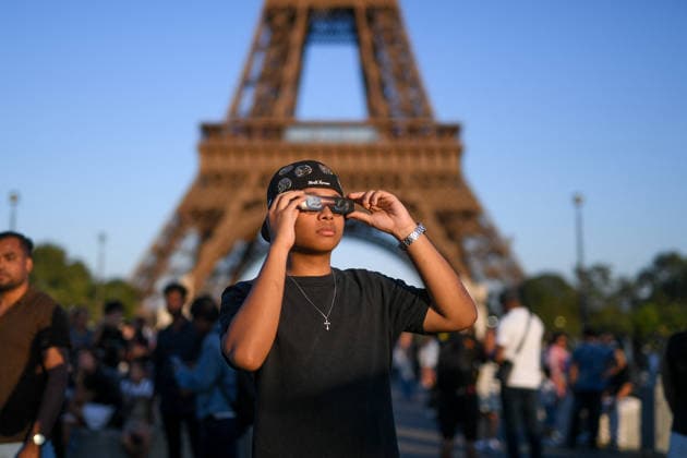 People Watch Solar Eclipse - Paris People near the Tour Eiffel watch using solar eclipse viewing glasses as the moon fully passes over the sun s horizon during a partial solar eclipse in Paris on August 12, 2026. Photo by Lionel Urman ABACAPRESS.COM Paris Ile-de-France France  Copyright: xUrmanxLionel ABACAx