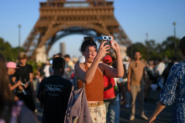 People Watch Solar Eclipse - Paris People near the Tour Eiffel watch using solar eclipse viewing glasses as the moon fully passes over the sun s horizon during a partial solar eclipse in Paris on August 12, 2026. Photo by Lionel Urman ABACAPRESS.COM Paris Ile-de-France France  Copyright: xUrmanxLionel ABACAx