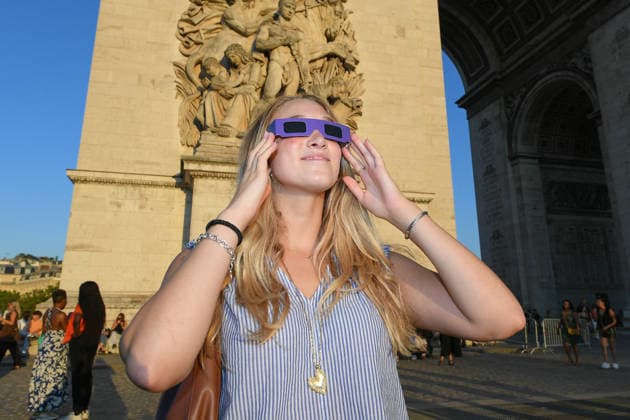 People Watch Solar Eclipse - Paris People near the Arc de Triomphe watch using solar eclipse viewing glasses as the moon fully passes over the sun s horizon during a partial solar eclipse in Paris on August 12, 2026. Photo by Lionel Urman ABACAPRESS.COM Paris Ile-de-France France  Copyright: xUrmanxLionel ABACAx