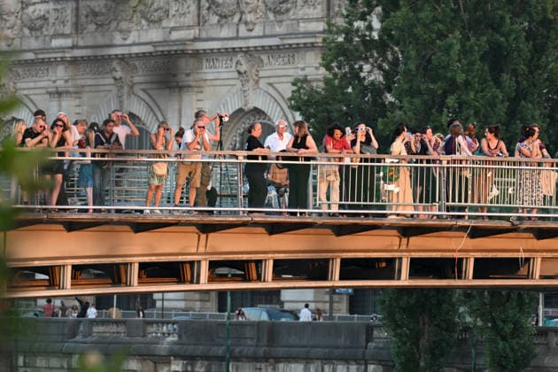 People Watch Solar Eclipse - Paris People on the Passerelle Léopold-Sédar-Senghor watch using solar eclipse viewing glasses as the moon fully passes over the sun s horizon during a partial solar eclipse in Paris on August 12, 2026. Photo by Lionel Urman ABACAPRESS.COM Paris Ile-de-France France  Copyright: xUrmanxLionel ABACAx